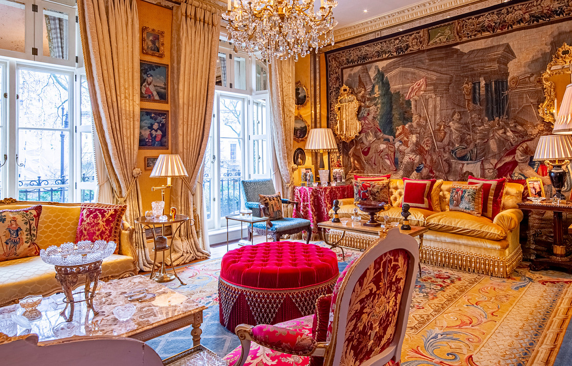 House on the Crescent parlor