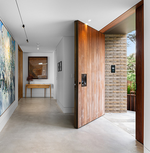 Puerta principal con panel de control de seguridad