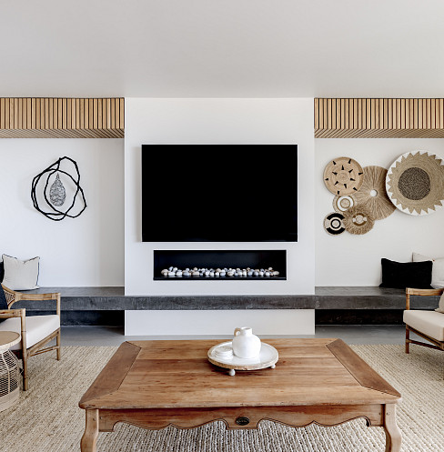 Salón con televisión integrada, chimenea lineal y altavoces empotrados
