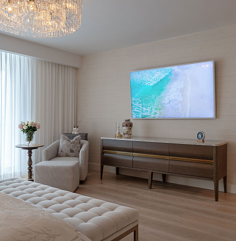Dormitorio con vistas al mar, televisión, cortinas automáticas e iluminación integrada