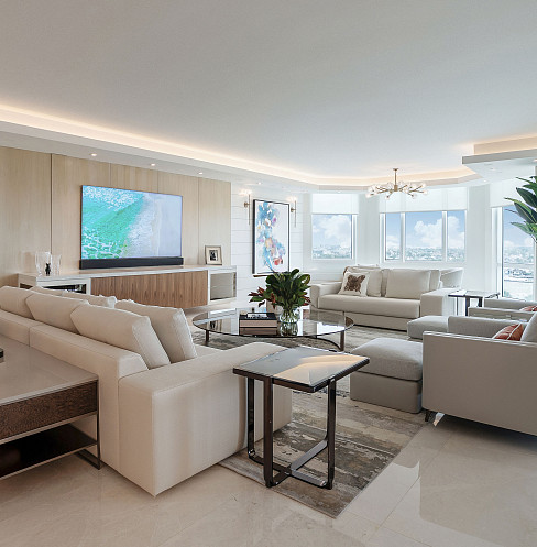Salón con vistas al mar, con sistema de audio para toda la vivienda, control de la iluminación y televisión integrada