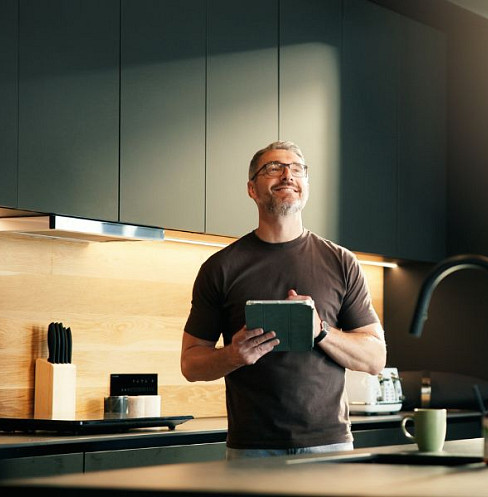 Propietario que utiliza un sistema de control inteligente en su nueva vivienda
