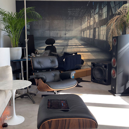 High-end listening room with a DALI SUB V-16 F subwoofer and EPICON 8 floorstanding speaker