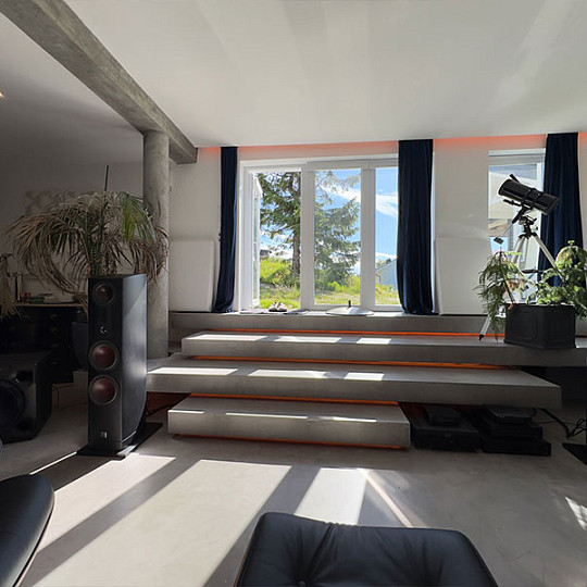 DALI EPICON 8 loudspeaker in a sunlit high-end stereo listening room