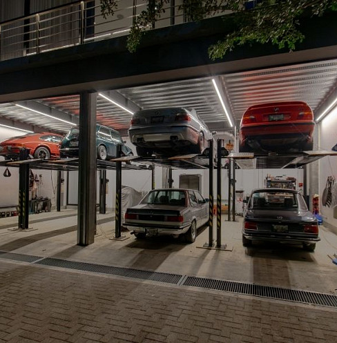 Garaje residencial automatizado con elevadores de vehículos e integración de seguridad inteligente