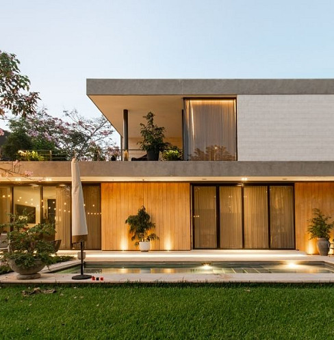 Fachada de jardín moderna con iluminación inteligente a juego alrededor de la piscina