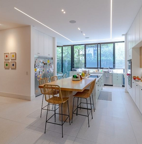 Cocina y comedor diáfanos con iluminación arquitectónica inteligente