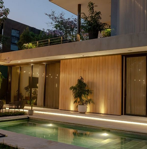 Terraza de la piscina iluminada por el sistema de control de iluminación de toda la vivienda