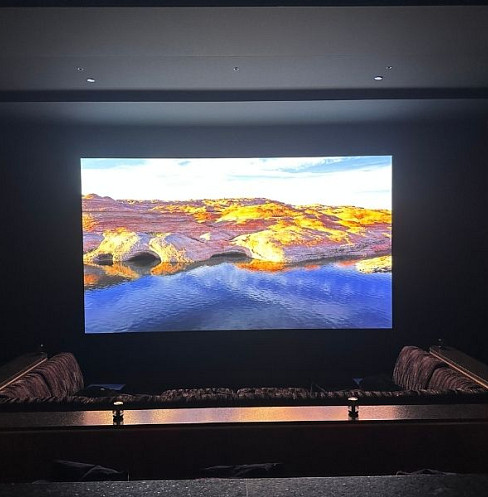 Sala de cine con pantalla LED de visión directa, butacas bajas y altavoces discretos integrados