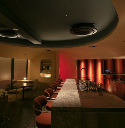 Restaurant bar with independently controlled multi-zone audio